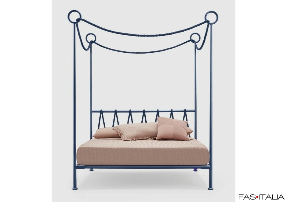 Letto a baldacchino con decorazione in corda