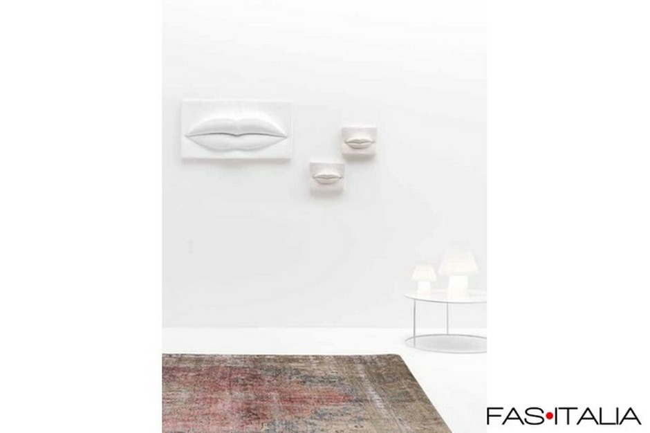 Bassorilievo in ceramica a forma di bocca