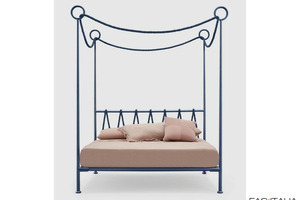 Letto a baldacchino con decorazione in corda