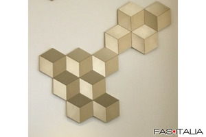 Elemento plastico da parete a forma di cubo